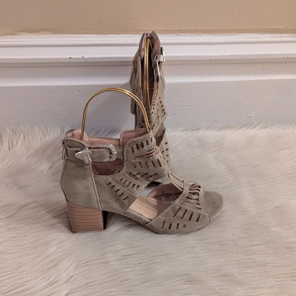 Tan western style cutout heeled sandals size 8